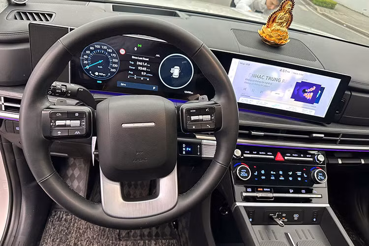 Bước vào khoang cabin, Santa Fe 2024 tiếp tục duy trì triết lý thiết kế "H" đồng nhất với ngoại thất. Nổi bật nhất là cụm hai màn hình liền mạch gồm: Màn hình kỹ thuật số 12,3 inch thay đổi được giao diện, tích hợp cảnh báo điểm mù. Màn hình giải trí trung tâm 12,3 inch hỗ trợ Apple CarPlay và Android Auto không dây.