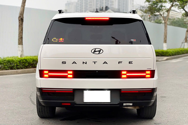 Bộ mâm xe 21 inch tăng thêm vẻ bề thế, trong khi thiết kế đuôi xe Hyundai SantaFe thế hệ mới lại gây tranh cãi với cụm đèn hậu nhỏ, đặt thấp, khiến tổng thể phía sau trông mất cân đối trong mắt một bộ phận người dùng.