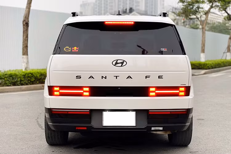 Bộ mâm xe 21 inch tăng thêm vẻ bề thế, trong khi thiết kế đuôi xe Hyundai SantaFe thế hệ mới lại gây tranh cãi với cụm đèn hậu nhỏ, đặt thấp, khiến tổng thể phía sau trông mất cân đối trong mắt một bộ phận người dùng.