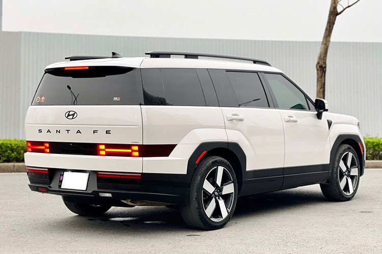 Mẫu xe SUV Hyundai SantaFe 2024 được phát triển trên nền tảng N-Platform hoàn toàn mới, mang đến kích thước tổng thể 4.830 x 1.900 x 1.780 mm, chiều dài cơ sở đạt 2.815 mm và khoảng sáng gầm 177 mm.