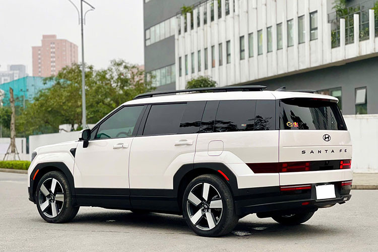 Santa Fe 2024 được trang bị gói công nghệ hỗ trợ lái ADAS toàn diện, mang đến khả năng bảo vệ chủ động cao cấp bậc nhất phân khúc. Các tính năng nổi bật có thể kể đến như: Hỗ trợ giữ làn, kiểm soát hành trình thích ứng. Hệ thống cảnh báo và tránh va chạm điểm mù, hỗ trợ khi lùi xe. Cảnh báo áp suất lốp, hỗ trợ khởi hành ngang dốc và đổ dốc. Cân bằng điện tử, hỗ trợ rời khỏi xe an toàn...