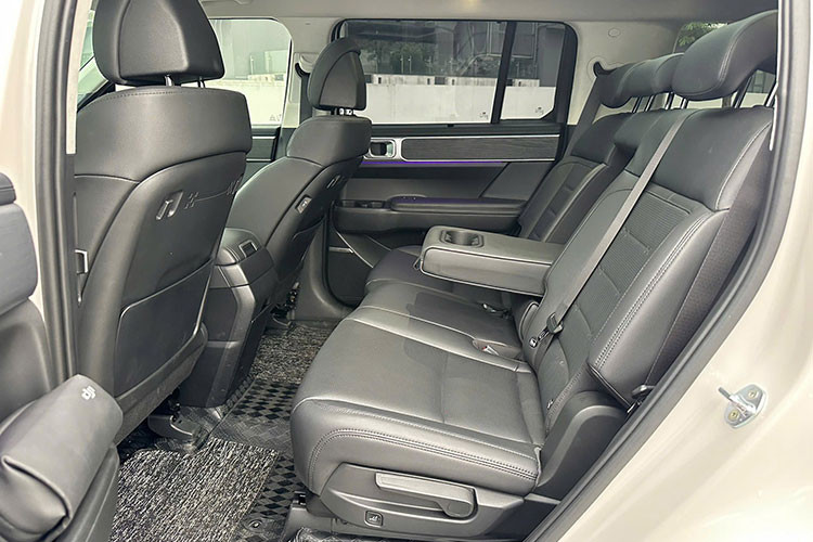 Hyundai SantaFe 2024 vẫn sử dụng khối động cơ 2.5L xăng Smartstream Theta III như trước nhưng đã được tinh chỉnh để cho ra hiệu suất tốt hơn. Cụ thể: Công suất cực đại: 194 mã lực tại 6.100 vòng/phút. Mô-men xoắn cực đại: 246 Nm tại 4.000 vòng/phút, Xe đã thay thế hộp số tự động 6 cấp cũ bằng loại 8 cấp mới.