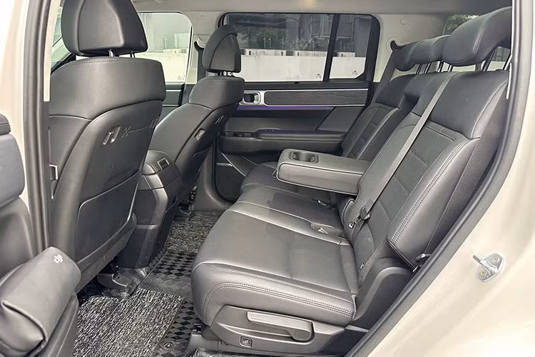 Hyundai SantaFe 2024 vẫn sử dụng khối động cơ 2.5L xăng Smartstream Theta III như trước nhưng đã được tinh chỉnh để cho ra hiệu suất tốt hơn. Cụ thể: Công suất cực đại: 194 mã lực tại 6.100 vòng/phút. Mô-men xoắn cực đại: 246 Nm tại 4.000 vòng/phút, Xe đã thay thế hộp số tự động 6 cấp cũ bằng loại 8 cấp mới.