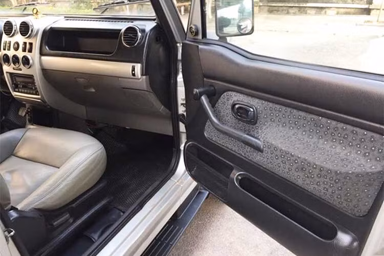 Cửa xe được hãng xe hơi Kia thiết kế không có các nút bấm điều khiển như thường thấy ở các mẫu xe ôtô phổ thông khác đang có mặt trên thị trường, việc điều khiển kính điện đều thực hiện bằng nút bấm trên bệ điều khiển khá lạ với những người chưa quen sử dụng. 