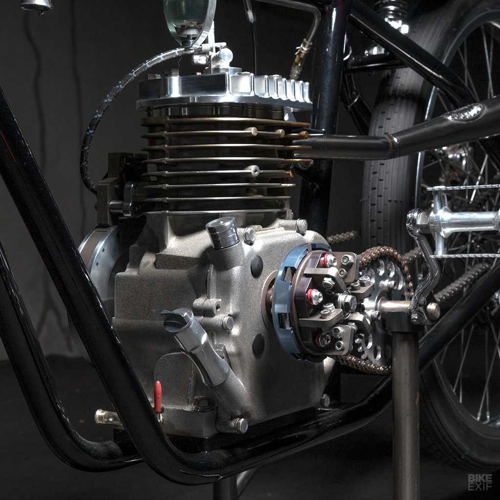 Jeff thành thạo về chế tạo xe đạp gắn động cơ xăng. Do đó, việc chế tạo chiếc tracker này không hề xa lạ. “Tôi luôn thích những chiếc tracker kiểu cổ xưa mà muốn làm điều gì đó khác biệt với chúng”, Jeff nói.