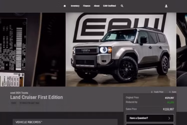 Việc mẫu xe này nhận được bão đơn đã khiến không ít đại lý đẩy giá bán lên rất cao. Chẳng hạn như showroom Exclusive Auto Wholesale (EAW) tại Mỹ đang rao bán 2 chiếc Toyota Land Cruiser 2024 mới. Trong đó, có một chiếc đã qua sử dụng có mức giá cao hơn tới 40.000 USD (khoảng 1 tỷ đồng) so với giá bán đề xuất.