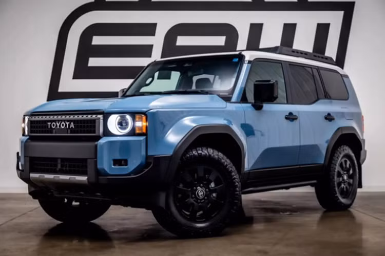 Từ đầu tháng 2 năm nay, một số đại lý Toyota tại Việt Nam cũng thông báo nhận đặt cọc mẫu Land Cruser Prado 2024. Nhân viên tư vấn cho biết xe có thể ra mắt thị trường vào tháng 7 tới đây, với mức giá dự kiến khoảng 3 tỷ đồng.