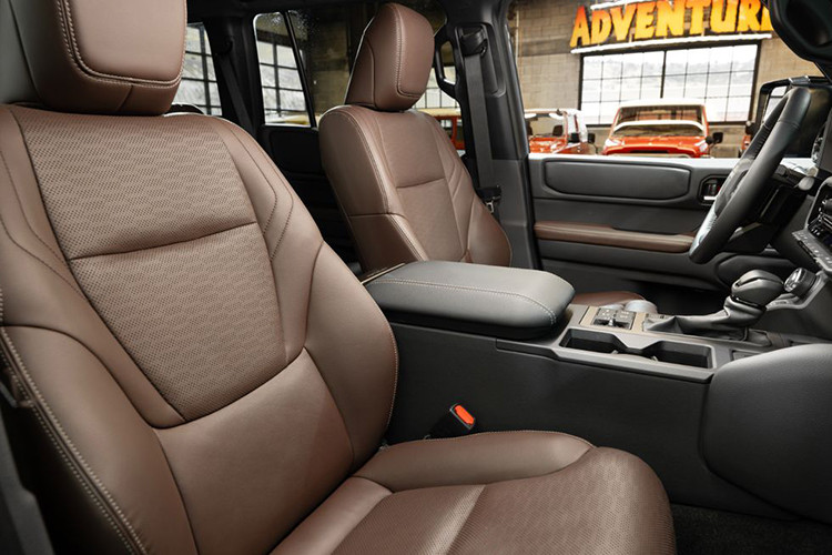 Thậm chí mức giá xe Toyota Land Cruiser 2024 là 119.997 USD (tương đương khoảng 3,05 tỷ đồng) này đã được đại lý ưu đãi 5.000 USD (hơn 127 triệu đồng) nhằm thu hút người mua.