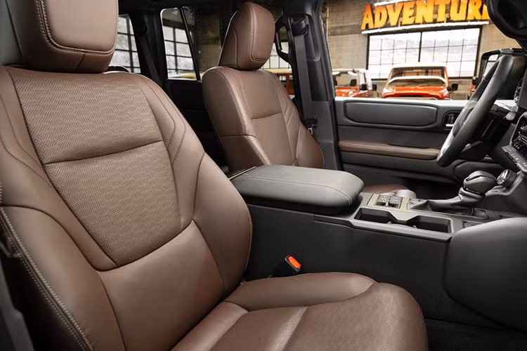 Thậm chí mức giá xe Toyota Land Cruiser 2024 là 119.997 USD (tương đương khoảng 3,05 tỷ đồng) này đã được đại lý ưu đãi 5.000 USD (hơn 127 triệu đồng) nhằm thu hút người mua.