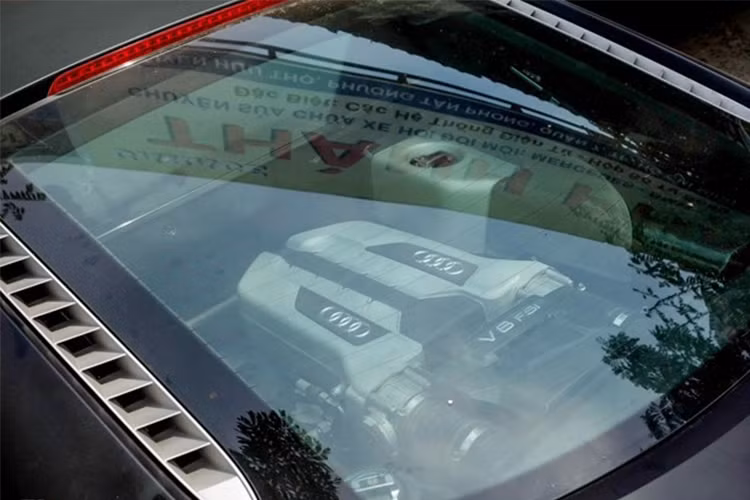 R8 thế hệ đầu sở hữu động cơ V8, 4.2 lít. Cỗ máy được đúc hoàn toàn bằng nhôm, 32 van, sử dụng hệ thống phun nhiên liệu phân tầng (FSI). Công suất cực đại 420 mã lực và 430 Nm, được thiết kế và phát triển bởi bộ phân chuyên sản xuất xe hiệu suất cao quattro GmbH của Audi AG.