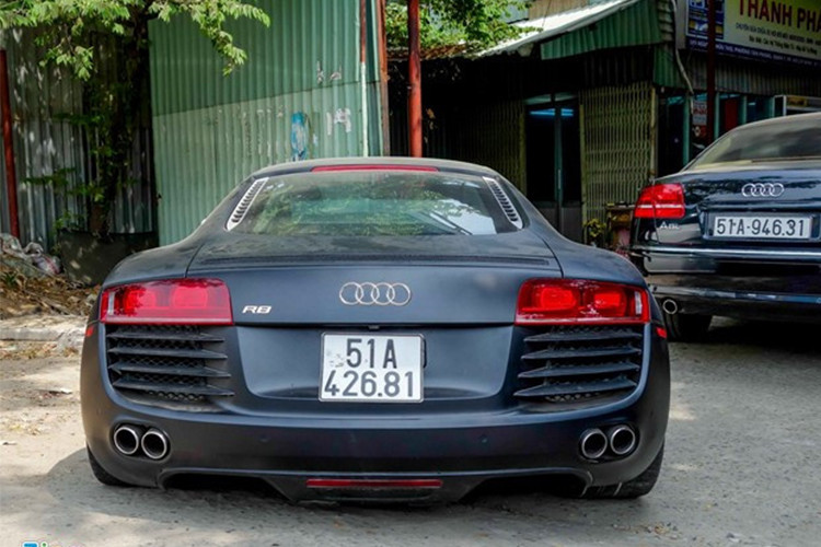 Audi R8 là siêu xe động cơ đặt giữa, hai chỗ ngồi, sử dụng hệ thống truyền động bốn bánh quattro nổi tiếng của Audi. Xe được giới thiệu lần đầu vào năm 2006 và được nhiều đại gia trên thế giới ưa chuộng.