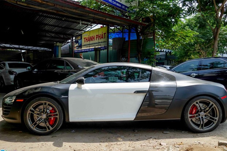 Còn mẫu siêu xe Audi R8 V10 Plus mới được sử dụng khối động cơ V10, dung tích 5.2 lít, tương tự như phiên bản tiêu chuẩn, tuy nhiên, hãng Audi đã tinh chỉnh lại động cơ nhằm giúp siêu xe R8 V10 Plus đạt công suất tối đa 610 mã lực và mô-men xoắn cực đại 540 Nm.