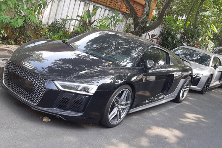 Những hình ảnh ghi lại trước nhà riêng của Chủ tịch Trung Nguyên còn cho thấy một chiếc siêu xe sang Rolls-Royce Phantom, nó được xếp đỗ phía sau 2 chiếc Audi R8 V10 Plus. Như vậy, tính đến thời điểm hiện tại, Đặng Lê Nguyên Vũ đã có đến 4 chiếc siêu xe Audi R8.