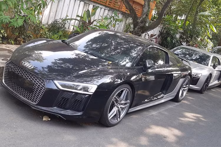 Những hình ảnh ghi lại trước nhà riêng của Chủ tịch Trung Nguyên còn cho thấy một chiếc siêu xe sang Rolls-Royce Phantom, nó được xếp đỗ phía sau 2 chiếc Audi R8 V10 Plus. Như vậy, tính đến thời điểm hiện tại, Đặng Lê Nguyên Vũ đã có đến 4 chiếc siêu xe Audi R8.