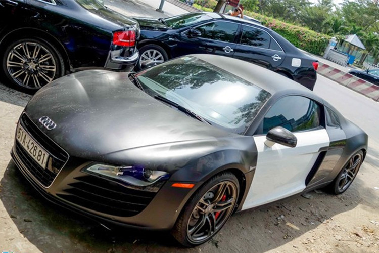 Bên cạnh đó, vị đại gia này còn có thêm một chiếc Audi R8 V8 đời cũ được phối màu sơn đen nhám và trắng ở 2 bên cửa giúp cho bộ sưu tập siêu xe Audi R8 của mình lên tới 4 chiếc. Trong hình là chiếc xe được độ lại hai màu đen trắng theo phong cách cảnh sát Mỹ.