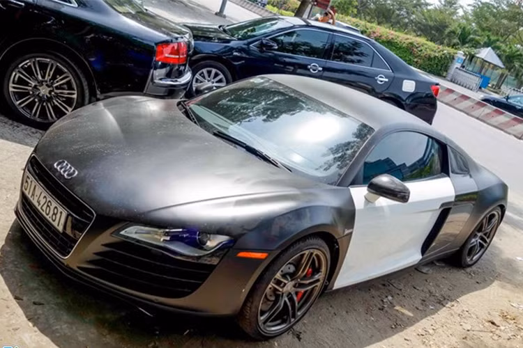 Bên cạnh đó, vị đại gia này còn có thêm một chiếc Audi R8 V8 đời cũ được phối màu sơn đen nhám và trắng ở 2 bên cửa giúp cho bộ sưu tập siêu xe Audi R8 của mình lên tới 4 chiếc. Trong hình là chiếc xe được độ lại hai màu đen trắng theo phong cách cảnh sát Mỹ.