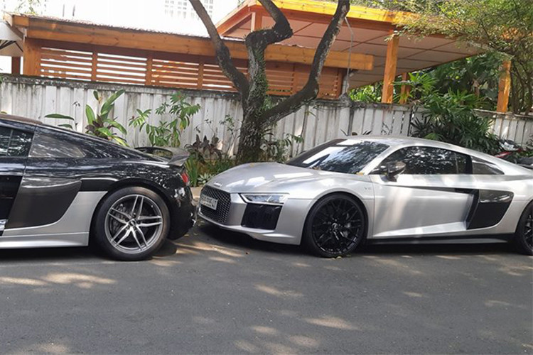 Cặp đôi siêu xe Audi R8 V10 Plus này có màu sơn đỏ và đen bóng. Trong đó, chiếc R8 V10 Plus màu đen được đại gia Đặng Lê Nguyên Vũ cho trang trí thêm đề-can màu bạc ở bên hông. Riêng chiếc Audi R8 V10 Plus màu đỏ được dán đổi màu sơn thành màu bạc khá mới lạ.