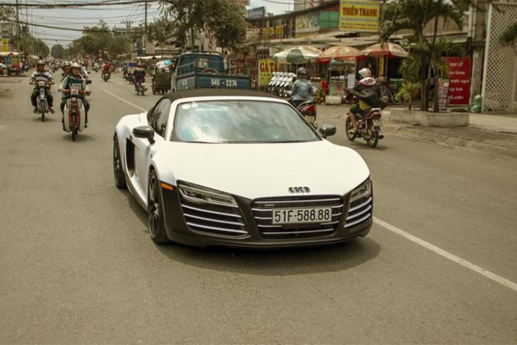 Ngoài 2 chiếc R8 V10 Plus vừa xuất hiện, đại gia cafe Trung Nguyên này còn sở hữu 1 chiếc Audi R8 V10 Spyder độc nhất Việt Nam thuộc đời 2014 được phối màu trắng và đen thuộc dạng độc nhất hiện nay.