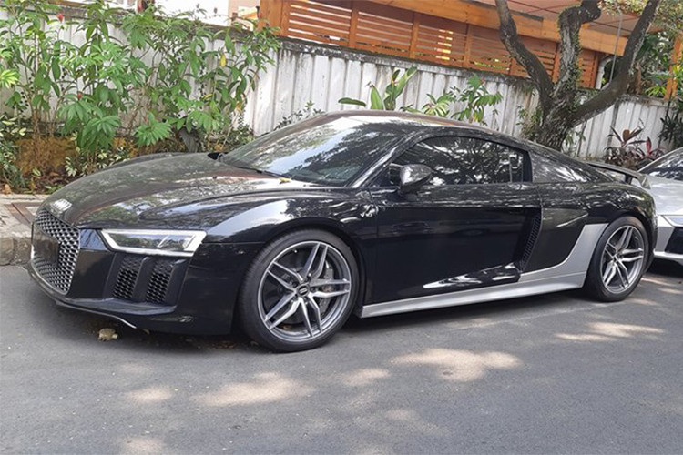 Vừa qua, trên mạng xã hội bất ngờ xuất hiện hình ảnh 2 chiếc siêu xe Audi R8 V10 Plus đỗ cạnh nhau tại khu biệt thự Thảo Điền, quận 2, TP HCM. Được biết, nơi cặp đôi siêu xe này xuất hiện là nhà riêng của Chủ tịch tập đoàn cafe Trung Nguyên - đại gia Đặng Lê Nguyên Vũ.