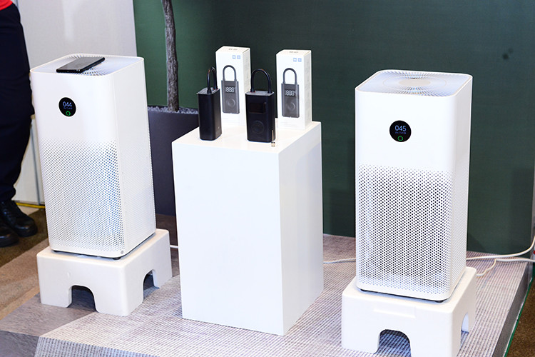 Redmi 8 có các màu Đen Cẩm Thạch, Đỏ Hồng Ngọc và Xanh Lam Ngọc với các cấu hình 3GB RAM + 32GB bộ nhớ trong có mức giá 2.990.000 đồng và 4GB RAM + 64GB bộ nhớ trong có mức giá 3.590.000 đồng. Ngoài ra, tại sự kiện ra mắt các mẫu điện Redmi, Xiaomi Việt Nam cũng giới thiệu thêm một số đồ dùng thân thiện khác, đáng chú ý chính là Máy lọc không khí MI hoàn toàn mới.