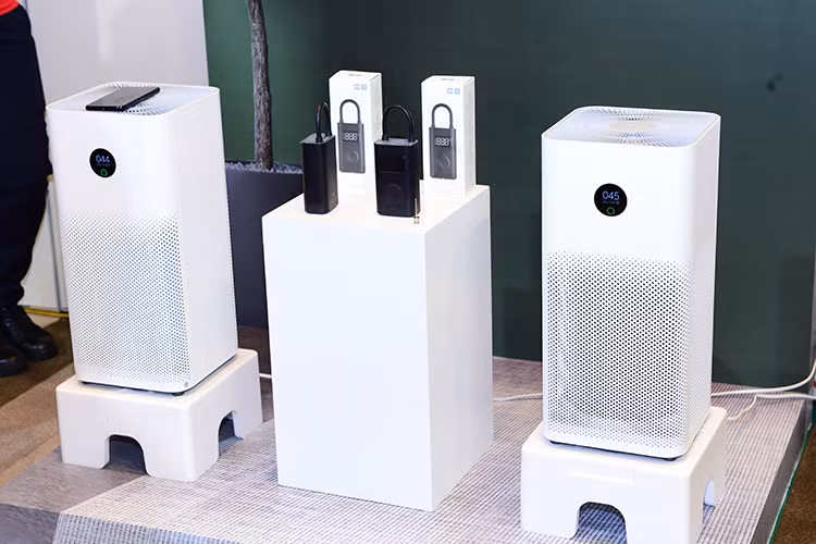 Redmi 8 có các màu Đen Cẩm Thạch, Đỏ Hồng Ngọc và Xanh Lam Ngọc với các cấu hình 3GB RAM + 32GB bộ nhớ trong có mức giá 2.990.000 đồng và 4GB RAM + 64GB bộ nhớ trong có mức giá 3.590.000 đồng. Ngoài ra, tại sự kiện ra mắt các mẫu điện Redmi, Xiaomi Việt Nam cũng giới thiệu thêm một số đồ dùng thân thiện khác, đáng chú ý chính là Máy lọc không khí MI hoàn toàn mới.