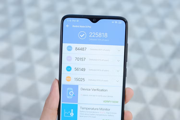 Redmi Note 8 Pro là thiết bị được tạo ra dành cho người dùng yêu nhiếp ảnh và game thủ. Thiết bị trang bị bộ vi xử lý 8 nhân MediaTek Helio G90T xung nhịp 2,05 GHz, làm mát bằng chất lỏng LiquidCool cùng viên pin lớn lên đến 4500 mAh và hỗ trợ công nghệ sạc nhanh 18W. Công nghệ ăng ten hoàn toàn mới WIFI X đồng thời cũng được ứng dụng giúp tăng khả năng bắt sóng và được bố trí ở những vị trí đặc biệt hỗ trợ tốt hơn với tư thế cầm khi chơi game.