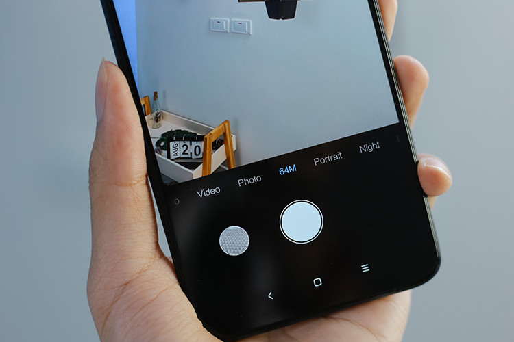 Redmi Note 8 Pro cũng sở hữu một thiết kế thời trang và cứng cáp. Trang bị kính cường lực Gorilla Glass 5 ở cả hai mặt trước và sau, Redmi Note 8 Pro có khả năng chịu đựng được va đập trong trường hợp người dùng đánh rơi. Ngoài ra, thiết bị cũng tích hợp chuẩn chống thấm nước IP52, màn hình 6.53 Full HD và chứng chỉ ánh sáng xanh thấp để bảo vệ mắt người dùng từ TUV Rheinland.