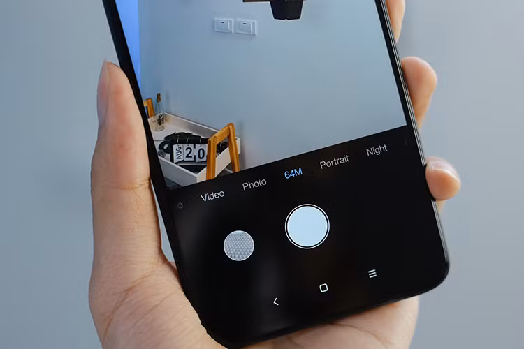 Redmi Note 8 Pro cũng sở hữu một thiết kế thời trang và cứng cáp. Trang bị kính cường lực Gorilla Glass 5 ở cả hai mặt trước và sau, Redmi Note 8 Pro có khả năng chịu đựng được va đập trong trường hợp người dùng đánh rơi. Ngoài ra, thiết bị cũng tích hợp chuẩn chống thấm nước IP52, màn hình 6.53 Full HD và chứng chỉ ánh sáng xanh thấp để bảo vệ mắt người dùng từ TUV Rheinland.