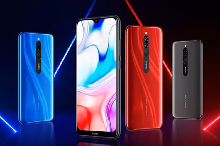 Điện thoại Redmi 8 cũng được trang bị bộ vi xử lý Snapdragon 439, cụm camera kép 12MP + 2MP ở mặt lưng cùng camera selfie 8MP, màn hình giọt mưa 6,22” HD+, cảm biến vân tay ở mặt sau, hỗ trợ mở rộng bộ nhớ với thẻ Micro SD lên đến 512GB và kính cường lực Gorilla Glass 5.