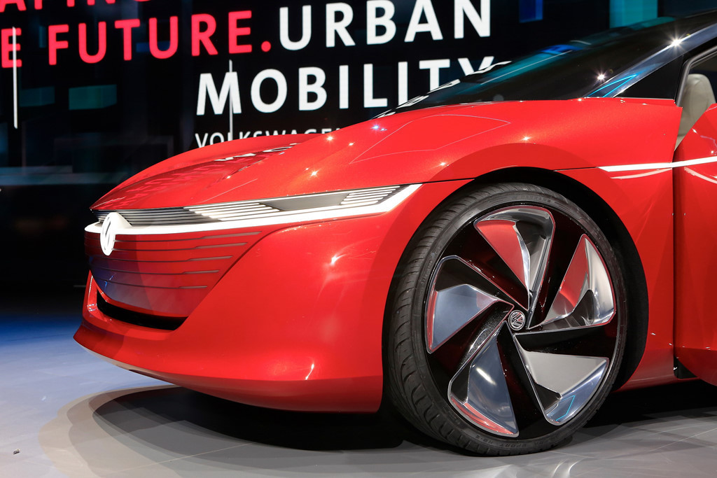 Mẫu concept này thoát khỏi sự điều khiển thông thường, vì vậy người dùng tương tác với chiếc xe thông qua hệ thống mắt kính thực tế hỗn hợp (HoloLens), điều khiển bằng giọng nói và cử chỉ. Ngoài ra xe còn có ghi nhớ cử chỉ nhờ trí thông minh nhân tạo, nó nhận biết, đánh giá và giải thích hành vi của người lái.