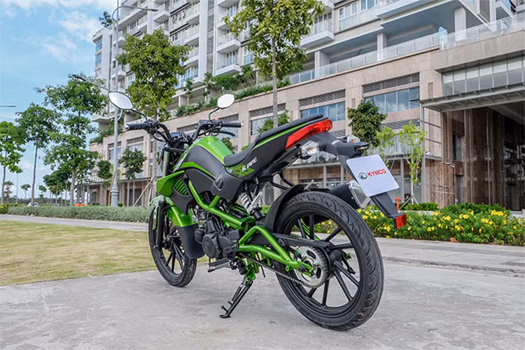 Phiên bản K-Pipe 50 mới không có gì thay đổi so với đàn anh tiền nhiệm của mình với dung tích chỉ 50cc dành cho hoặc sinh, sinh viên - không cần bằng lái xe A1. Trên phiên bản nâng cấp 2018 này, xe được trang bị thêm màu mới cùng dàn tem đấu thể thao bắt mắt và cá tính hơn.