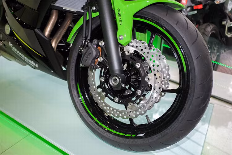 Thay đổi lớn nhất đến từ việc bổ sung phanh ABS chống bó cứng Bosch 9.1M. Ngoài ra hệ thống phanh đĩa với đường kính 300 mm bánh trước và 220 mm bánh sau vẫn được giữ nguyên.