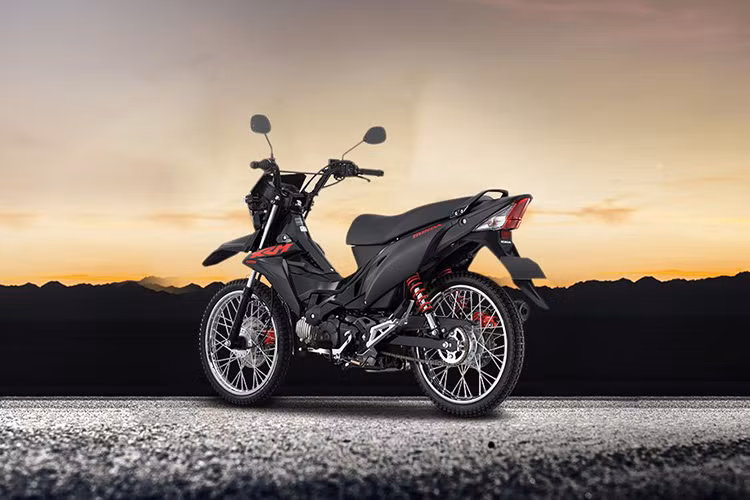 Hãng xe Nhật sử dụng động cơ mới ra mắt cuối năm ngoái cho mẫu xe mới này, đây là cỗ máy kết hợp các ưu điểm của "cào cào" dirtbike &amp; môtô naked-bike mang lại những trải nghiệm mới cho giới trẻ.