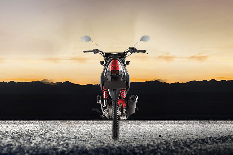 Thiết kế cua bình xăng xe nằm phía dưới yên cùng động cơ đặt nằm ngang chứ không phải nghiêng hay thẳng đứng thường thấy trên các môtô. Ở phiên bản XRM 125 Motard thì bánh căm được thay thế bằng bánh mâm 5 cây thể thao &amp; cứng cáp hơn.