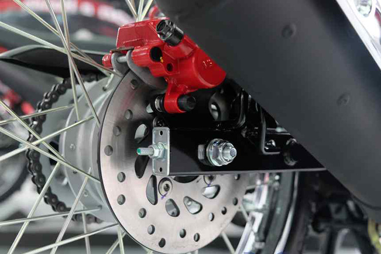 Bên cạnh đó, mẫu underbone địa hình này còn có yếm hai bên nhỏ gọn và vỏ ốp hai bên thân cũng lấy cảm hứng từ CRF. Để đảm bảo độ bền khi off-road, toàn bộ vỏ của XRM125 đã được đúc từ loại nhựa PE dẻo dai hơn. Ngoài ra, chiếc xe còn có phuộc trước và sau hành trình lớn, cùng tay lái cao, phanh đĩa trước sau cũng được trang bị.