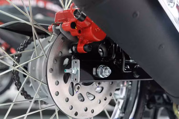 Bên cạnh đó, mẫu underbone địa hình này còn có yếm hai bên nhỏ gọn và vỏ ốp hai bên thân cũng lấy cảm hứng từ CRF. Để đảm bảo độ bền khi off-road, toàn bộ vỏ của XRM125 đã được đúc từ loại nhựa PE dẻo dai hơn. Ngoài ra, chiếc xe còn có phuộc trước và sau hành trình lớn, cùng tay lái cao, phanh đĩa trước sau cũng được trang bị.