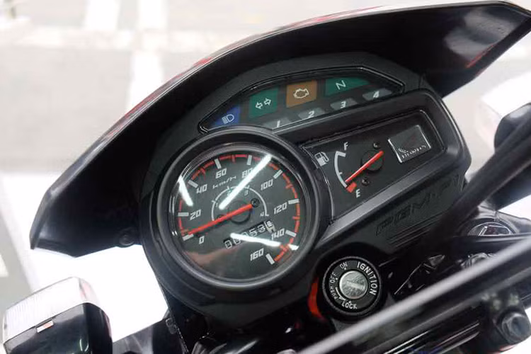 Dù là chiếc xe mang tên Motard nhưng dường như XRM 125 nhắm tới đối tượng khách hàng quen sử dụng dòng xe nhỏ phổ thông với khung sườn underbone, xe được trang bị đèn pha dạng halogen, xi nhan tách rời. Cụm đồng hồ thiết kế dạng cơ đơn giản, nhưng đầy đủ thông số...