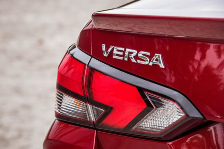 Mặt ca-lăng V-Motion đặc trưng nhà Nissan cứng cáp cùng đường viền chrome sáng bóng cho cảm giác sáng sủa và gọn gàng. Cụm đèn chiếu sáng trung tâm dạng Led với dải đèn định vị ban ngày hình móc câu ấn tượng. Phần đuôi của mẫu xe sedan Nissan Sunny 2020 mới cũng sở hữu thiết kế nam tính và hiện đại hơn.