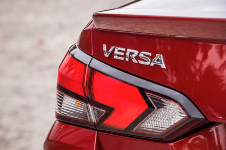 Mặt ca-lăng V-Motion đặc trưng nhà Nissan cứng cáp cùng đường viền chrome sáng bóng cho cảm giác sáng sủa và gọn gàng. Cụm đèn chiếu sáng trung tâm dạng Led với dải đèn định vị ban ngày hình móc câu ấn tượng. Phần đuôi của mẫu xe sedan Nissan Sunny 2020 mới cũng sở hữu thiết kế nam tính và hiện đại hơn.