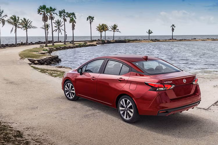 Về truyền động, Sunny 2020 sử dụng khối động cơ 4 xy-lanh 1.6L cho ra công suất tối đa 122 mã lực và mô men xoắn cực đại 154 Nm. Đi kèm với đó là các tuỳ chọn về hộp số sàn 5 cấp hoặc họp số tự động vô cấp CVT.