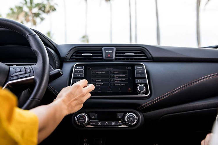 Nissan cho biết, ngoài trang bị màn hình giải trí, điều hoà tự động, cruise control, màn hình TFT hiển thị thông tin xe... thì Sunny 2020 còn được trang bị nhiều option công nghệ khác như gương chiếu hậu chỉnh điện, màn hình cảm ứng, hỗ trợ kết nối điện thoại thông qua Android Auto và Apple CarPlay, gói công nghệ an toàn Safety Shield 360...