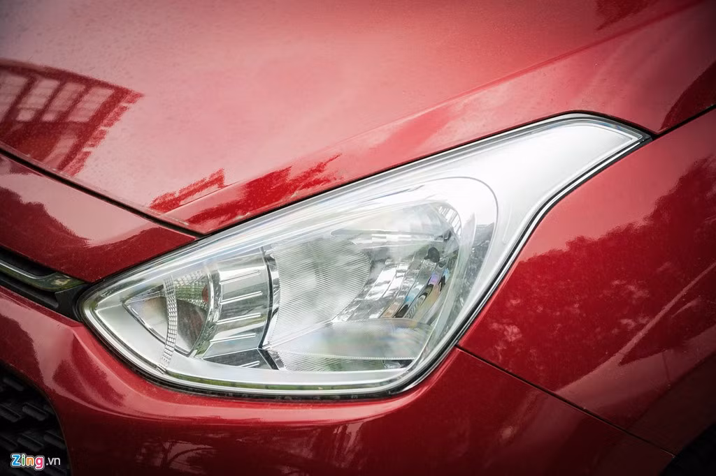 Grand i10 mới được làm lại gần như toàn bộ phía trước và sau, theo cảm hứng của những chiếc Grand i10 2017 phiên bản châu Âu. Lưới tản nhiệt phong cách mới, đèn sương mù dạng boomerang, trang trí chi tiết mạ chrome.