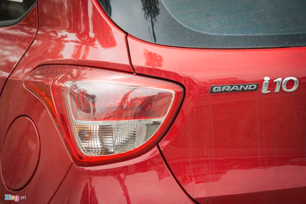 Grand i10 sử dụng động cơ dầu 1.2L thay cho động cơ 3 xi-lanh 1.1L, công suất 74 mã lực và mô-men xoắn cực đại 171 Nm. Ngoài ra, còn có phiên bản động cơ xăng 1.2L, 4 xi-lanh đi cùng hộp số tự động 4 cấp hoặc số sàn 5 cấp.