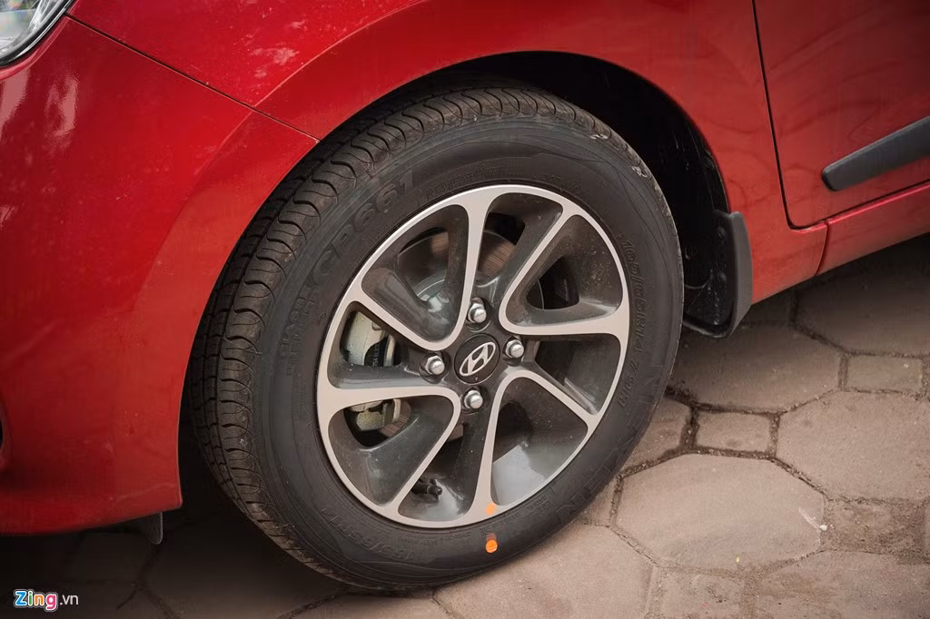 Trong khi đó, đuôi xe thiết kế lại cản sau, với cách tạo hình tròn trịa hơn.