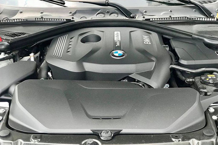 Do chỉ độ ngoại hình nên sức mạnh vận hành của xe không thay đổi, vẫn là khối động cơ xăng có dung tích 2.0L, công suất 252 mã lực tại vòng tua 5.200-6.500 vòng/phút và mô-men xoắn cực đại 350 Nm tại vòng tua 1.450-4.800 vòng/phút. Đi kèm với động cơ trên là hộp số Steptronic.