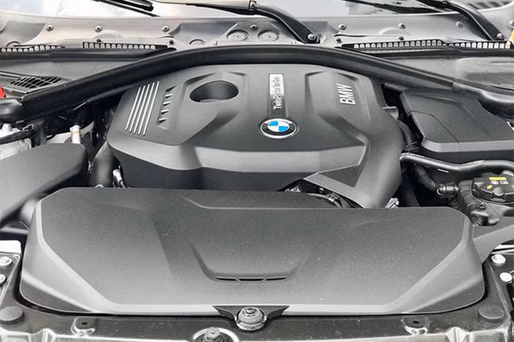 Do chỉ độ ngoại hình nên sức mạnh vận hành của xe không thay đổi, vẫn là khối động cơ xăng có dung tích 2.0L, công suất 252 mã lực tại vòng tua 5.200-6.500 vòng/phút và mô-men xoắn cực đại 350 Nm tại vòng tua 1.450-4.800 vòng/phút. Đi kèm với động cơ trên là hộp số Steptronic.