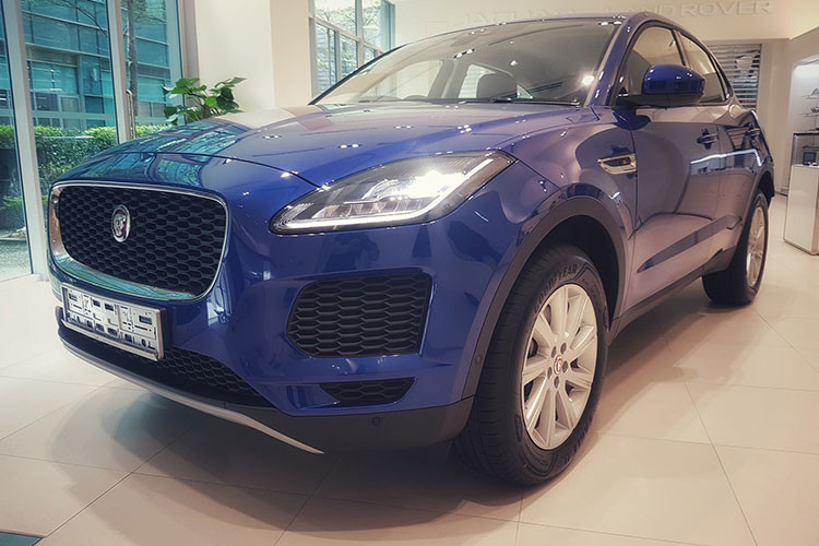 Jaguar E-Pace sẽ được phân phối tại Việt Nam với các phiên bản E-Pace S, E-Pace R-Dynamic, E-Pace First Edition. Giá xe Jaguar E-Pace mới tại thị trường Mỹ là 38.600 USD, còn tại Anh là 28.500 Bảng. Hiện chưa rõ giá bán chính thức của E-Pace tại thị trường Việt Nam.