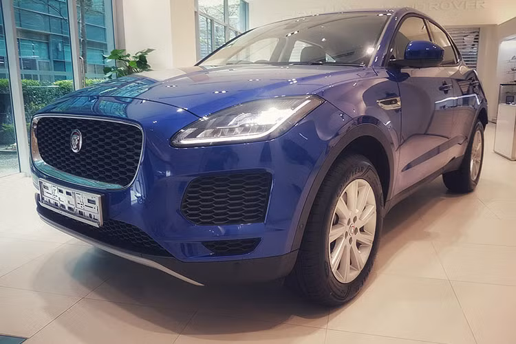 Jaguar E-Pace sẽ được phân phối tại Việt Nam với các phiên bản E-Pace S, E-Pace R-Dynamic, E-Pace First Edition. Giá xe Jaguar E-Pace mới tại thị trường Mỹ là 38.600 USD, còn tại Anh là 28.500 Bảng. Hiện chưa rõ giá bán chính thức của E-Pace tại thị trường Việt Nam.