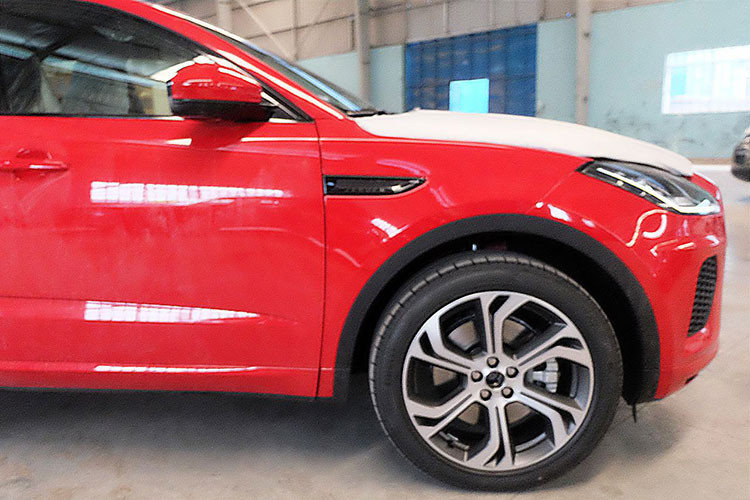 Lấy cảm hứng từ đàn anh F-Pace, thiết kế của Jaguar E-Pace vay mượn khá nhiều thiết kế ngoại thất. Kích thước xe nhỏ gọn hơn nên E-Pace nhìn năng động và thích hợp với người trẻ, đặc biệt bánh xe hợp kim cỡ 21 inch đa chấu có tùy chọn khá to so với vóc dáng của xe.
