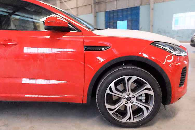Lấy cảm hứng từ đàn anh F-Pace, thiết kế của Jaguar E-Pace vay mượn khá nhiều thiết kế ngoại thất. Kích thước xe nhỏ gọn hơn nên E-Pace nhìn năng động và thích hợp với người trẻ, đặc biệt bánh xe hợp kim cỡ 21 inch đa chấu có tùy chọn khá to so với vóc dáng của xe.
